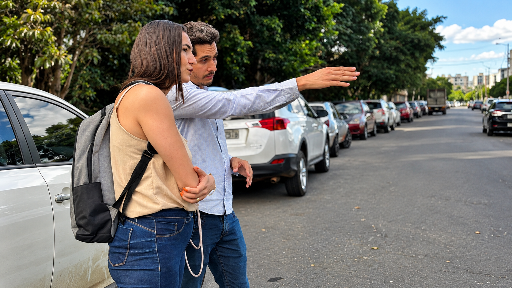 Profissional orientando a cliente no local da obra